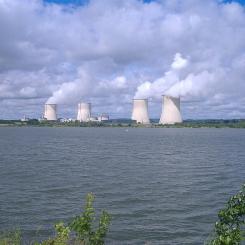 Franska kärnkraftverket Cattenom och kylsjön "Lac du Mirgenbach".  Foto: Wikipedia Common Lic. Kredit: Bassaar