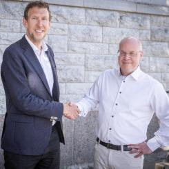 Jocob Stedman VD, Blykalla och Tobias Hansson, Hitachi Energy. Pressbild: Blykalla
