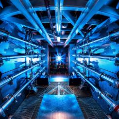 Förstärkarna vid National Ignition Facility var det första steget när det gällde att öka energin i laserstrålar när de rör sig mot målkammaren. NIF uppnådde nyligen en 500 terawatt skott - 1 000 gånger mer kraft än vad USA använder vid något tidigare ögonblick. Foto: Wikipedia Common Lic. Fotokredit: Damien Jemison/LLNL