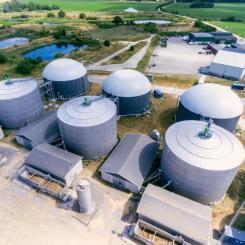 Gasums biogasanläggning i Jordberga startade 2013 och producerar cirka 110 GWh biogas från 90 000 ton substrat per år. Produktionen av biogödsel motsvarar 80 000 ton per år. Den producerade biogasen levereras via gasnätet. Foto: Gasum