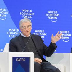 Bill Gates deltar i en podiumdiskussion i Schweiz. Foto: Wikipedia Commons Lic. Kredit: 
Källa: https://www.flickr.com/photos/197399771@N06/53469719653/