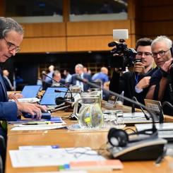 IAEA:s generaldirektör Rossi förbereder sig för att lämna sin rapport. Foto: Dean Calma/IAEA