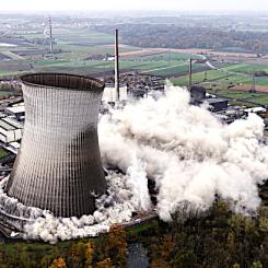 Sprängning av ett kyltorn i samband med stängning av ett tyskt kärnkraftverk. Foto: RWE AG