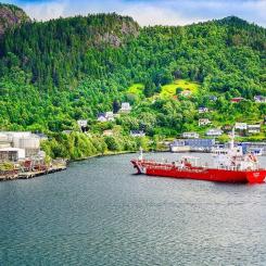 Leverans modell mindre anländer till oljehamn. Foto: Creative Commons Lic, Kredit: Bernhard_Schuermann
