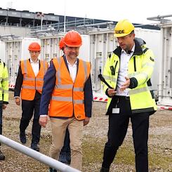 Danmarks finansminister Nicolai Wammen får en rundvisning av Everfuels vd Jacob Krogsgaard vid HySynergy-projektets invigning. Foto: Anders Brohus/Everfuel