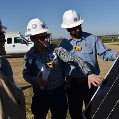 Teamet vid Chevrons Lost Hills-anläggning i Kalifornien kontrollerar solpanelerna som ger elektricitet till oljefältet och snart även väteproduktionsanläggningen.
En av Chevrons långvariga anläggningar i Kaliforniens San Joaquin Valley tar på sig en ytterligare roll. I mer än ett sekel har företagets Lost Hills-fält producerat olja och gas. Nu, genom att dra nytta av sitt 29 megawatts solfält, kommer Lost Hills också att börja producera vätgas. Foto: Chevron