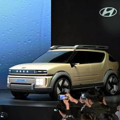 Vätgasbilen Initium har ett SUV-liknande utseende som kombinerar stadens funktionalitet med äventyrsanda, med starka linjer och en solid struktur. Detta balanserar robusthet med elegans. Bilen är, enligt tillverkaren, utrustad med en funktion som gör det möjligt att driva och ladda hushållsapparater via fordon-till-last-funktionen (V2L). Foto: Hyundai