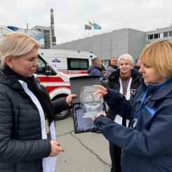 IAEA överlämnar ambulanser vid Tjernobyl. Till vänster sjukhusdirektören Tetiana Latysjenko, till höger IAEA:s medicinska chef Liliana Salaru. Foto: IAEA