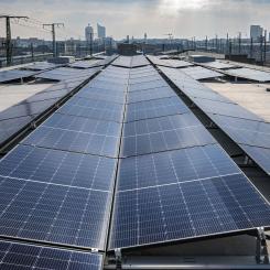 Tillsammans med solpanelerna, som har en maximal effekt på upp till tvåhundrafemtio kilowatt, täcker batterisystemet omkring en fjärdedel av verkets totala elförbrukning. Det innebär en årlig besparing på cirka åttiofemtusen euro i energikostnader.  Foto: Deutsche Bahn AG, Max Lautenschläger