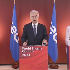 IEA:s verkställande direktör Fatih Birol (i mitten) tillkännager utgivningen av den senaste World Energy Outlook tillsammans med huvudförfattarna Tim Gould (till vänster) och Laura Cozzi (till höger) Foto: Skärmdump från online-lansering.
