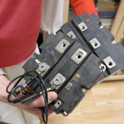 Allting handlar om spänningsomvandlare som kan hantera stora effekter. De byggs bland annat med kiselbaserade IGBT-transistorer som dessa, fast motsvarande enheter med kiselkarbid är under utveckling. Riktiga kraftpaket.