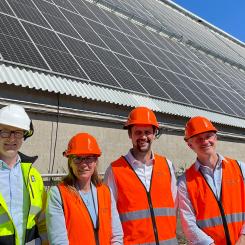 Från vänster: Erik Kornfeld, vd och Erika Eriksson, affärsområdeschef energisystem och utveckling från Karlstads Energi tillsammans med Jonas Malmström, vd och Pelle Jonsson, säljchef på Yokk Power AB. Foto: Karlstads Energi