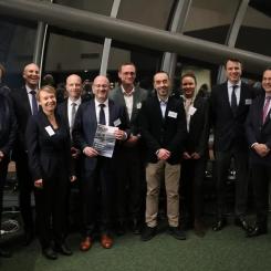 Företrädare för flera europeiska elektrolystillverkare tillsammans med EU-representanter vid lanseringen av manifestet Electrolysers for Europe i Bryssel. Foto: Electrolysers for Europe.