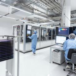 Den automatiserade solcellstestaren i produktionslinan vid PV-TEC med styrdator för avancerad analys av mätdata. Fraunhofer ISE/Foto: Dirk Mahler
