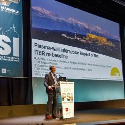 Den 26 upplagan av den internationella konferensen om plasma-vägginteraktioner i magnetiska inneslutningsenheter (PSI-26), den främsta konferensen om plasma-vägginteraktion inom fusionsforskningen, hölls nyligen i Marseille, På bilden ses föredragshållaren, Richard Pitts,  ge den inledande presentationen vid konferensen. (Foto CEA/IRFM)