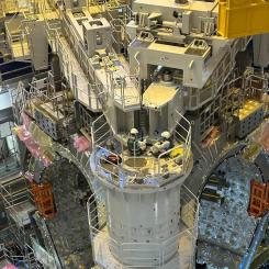 Sektormodul 6 sänks långsamt ner för att placeras intill sektormodul 7 i reaktorbrunnen. Foto: ITER