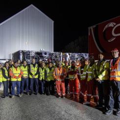 Nya komponenter till ITER-fuions-projektet: Det fjärde och sista vakuumkärls-segmentet från Sydkorea är nu redo att lämna uppställningsområdet och bege sig ut på vägarna för sista etappen på sin långa resa från Hyundai Heavy Industries varv. Efter att ha lämnat Ulsan tog lasten vägen runt Godahoppsudden, längst ned på den afrikanska kontinenten, och seglade hela vägen norrut mot Gibraltar sund och in i Medelhavet. De fyra vakuumkärls-segmenten från Korea har alla tillverkats av Hyundai Heavy Industries vid företagets enorma varv i Ulsan, på Koreahalvöns östkust. Varvet, som grundades för 50 år sedan, är en av världens största skeppsbyggare och producerar över hundra stora fartyg varje år, inklusive tankers och containerskepp. Detta står för hela 15 procent av världens fartygskapacitet. Med detta segment på väg mot ITER-projektet markerar Hyundai Heavy Industries slutet på en storslagen transportoperation, där varje del av vakuumkärlet har tillryggalagt tusentals kilometer till sjöss innan den slutliga destinationen. Foto: ITER