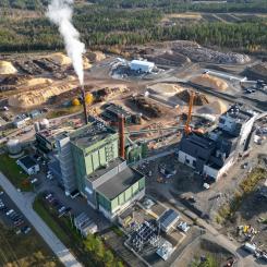 Jämtkrafts nya kraftvärmeverk i Lugnvik (till höger) kompletterar det tidigare kraftvärmeverket (till vänster), som togs i drift år 2002, och den nya, mindre anläggningen är bland annat anpassad för att kunna köras under sommaren då värmebehovet är lägre. Foto: Jämtkraft/Victor Agestam