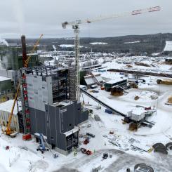 Jämtkrafts nya kraftvärmeverk som ska driftsättas i slutet av 2024. Gamla kraftvärmeverket från 2001 i bakgrunden. Koldioxiden från de biobränslen som eldas i kraftvärmeverket ska fångas in och tillsammans med Unipers vätgas bilda e-metanol. Bild: Uniper
