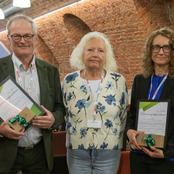 Jan Häckners dotter Cecilia Häckner lämnade över priset till Mia Iwarsson Wide och Rolf Björheden i samband med Svebios årsmöte den 24 april i Stockholm. Foto: Alan Sherrard.