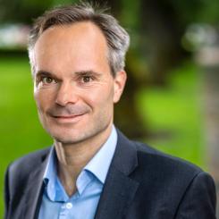 Miljö- och klimatminister Kai Mykkänen leder Finlands miljöministerium. Han ansvarar inom statsrådet för frågor som rör miljö, byggande och boende. Det gäller bland annat klimatpolitik, natur- och vattenskydd, förebyggande av förorening av miljön, cirkulär ekonomi, byggande och markanvändning samt bostadspolitik. Foto: Finlands miljöministerium