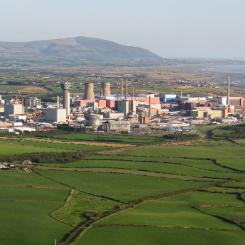 Sellafield i Cumbria är en av Storbritanniens största kärntekniska anläggningar och hanterar i dag främst sanering av äldre reaktorer. Foto: Geograph.org