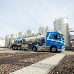 Kemiras tankbil vid företages produktionsanläggning. Foto: Kemira.