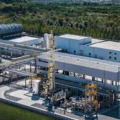 Världens största projekt för grön vätgas säkrar leveransavtal. Envision Energy har tecknat ett avtal om att leverera ammoniak till japanska Marubeni från sin kinesiska anläggning i Chifeng med en kapacitet på 500 megawatt. Anläggningen, som är under slutfas, beräknas producera 300 000 ton årligen. mFlygbild över Envision Energys anläggning för grön vätgas och ammoniak i Chifeng. Foto: Envision Energy