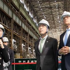 Under ett besök i Doosan Enerbilitys tillverkningsanläggningar i sydkoreanska Changwon, fick en delegation bestående av den rumänska presidenten Johannis, en rad andra politiker och industriledare en rundtur i smidesverkstaden samt diskuterade specifika faciliteter för SMR-produktion och projektschemat. Foto: Doosan Enerbility