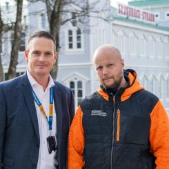 Vd:n Tobias Kristiansson (t v) och energistrategen Pär Johansson på Strömstadsbyggen ser nyttan med spillvärmen från datacentret. Bild: Henrik Lysén, Strömstadsbyggen.
