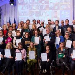 Klimatkontrakt 2030 signeras av den politiska ledningen i 2030-städerna och generaldirektörer från sex myndigheter samt Viable Cities ledning. Foto: Fredrik Persson