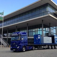 Transport av använt kärnbränsle från Nederländerna anlände nyligen till Oranos anläggning i La Hague för återvinning. Detta markerar ett fortsatt samarbete mellan Orano och det nederländska energibolaget för att säkerställa en hållbar hantering av kärnavfall. Vid anläggningen i La Hague kommer det använda bränslet att genomgå en process för att återvinna värdefulla material som uran och plutonium, vilket minskar mängden långlivat radioaktivt avfall och främjar en mer cirkulär kärnbränslecykel. Foto: Orano