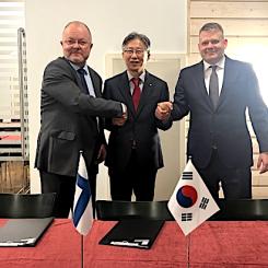 Korea Radioactive Waste Agency (Korad) undertecknade ett avtal med Posiva och dess dotterbolag Posiva Solutions i en ceremoni där Posivas styrelseordförande Ilkka Poikolainen och Mika Pohjonen, vd för Posiva Solutions, deltog. Foto: Korad
