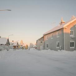 Vintergata med snötäckta hus. Foto: Kotryna Juskaite