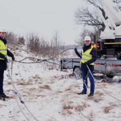 I Lettland tar man handgripligen ned kraftledningarna. Allt ska rivas. Bild: Darius Maikstenas, Ignitis.