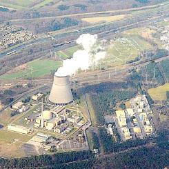 Flygbild av kraftverksområdet. I förgrunden syns det idag nedlagda kärnkraftverket i Lingen. Foto: Wikipedia Common Lic, kredit: Krd -
Via Media Viewer