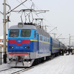 Elektriskt lokomotiv Škoda ČS4-109, har fått en ny metallkaross efter en omfattande renovering. Tåget som är på väg till Odessa befinner sig vid stationen i Vinnytsia. Den ständigt växande efterfrågan på nya eldrivna motorer skärper den globala konkurrensen, särskilt eftersom Indien inte bara har ökat sin inhemska produktionskapacitet utan även samarbetar med utländska tillverkare. Foto: Wikipedia Common. Kredit: George Chernilevsky