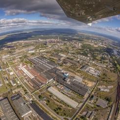 ArcelorMittal från ovan. Denna världens näst största stålproducent, som planerat att investera 2,5 miljarder euro för att avkarbonisera sina tyska stålanläggningar - en satsning som nu står på osäker grund. Foto: ArcelorMittal Eisenhüttenstadt