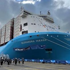 Containrar lastas på rederiet Maersks metanoldrivna fartyg Alexandra Maersk. Foto: Maersk.