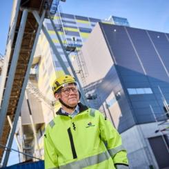 "Mälarenergi har tagit flera steg inom energilagring och är redo för nästa. Den nya batteriparken vid kraftvärmeverket i Västerås kommer kunna lagra 60 MWh", säger Mälarenergis Henrik Holm, affärsområdeschef för Värme. Pia Nordlander