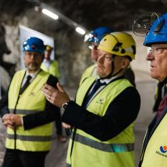 Den 12 september invigdes energilagret av H.M. Konungen som tyckte att Mälarenergis energilager var spännande och ställde många frågor av teknisk karaktär till Magnus Eriksson, vice vd för Mälarenergi. Foto: Mälarenergi, Henrik Mill.