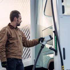 Volvo Lastvagnar engagerar sig i utvecklingen av laddinfrastruktur genom sitt partnerskap med Milence, där även Daimler Truck och Traton Group deltar. Foto: Volvo Trucks