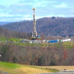 Ett borrningstorn för horisontell borrning i Marcellusskifferformationen för naturgas, sett från Pennsylvania Route 118 i östra Moreland Township, Lycoming County, Pennsylvania, USA. Foto: Wikipedia Common, Kredit: Ruhrfisch.