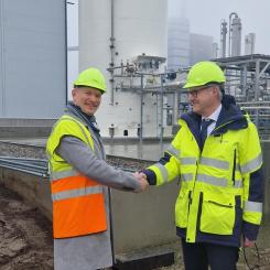 Matti Oksanen, ansvarig för biogasaffären på St1, med Magnus Kårestedt, VD på Borås Energi och Miljö. Foto: Borås Energi och Miljö