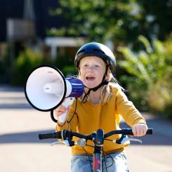 Barn som skriker i megafon. Pressbild: Norrenergi