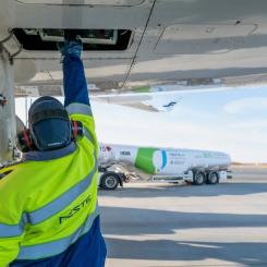 Nestes MY Sustainable Aviation Fuel™ tankas på en flygplats. Foto: Neste