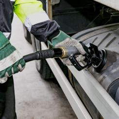 Tankning vid Neste-station. Foto: Neste