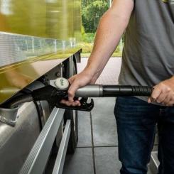 Medan beslutet erbjuder viss lättnad för hushåll och företag under en period av höga energipriser, väcker det samtidigt frågor om hur Sverige ska uppfylla sina klimatmål utan att belasta konsumenterna ytterligare i framtiden. Foto: DAF