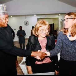 Nigerianska kärnkraftsmyndigheten välkomnar EU-experter för att granska dokumentationen för det integrerade ledningssystemet. Den nigerianska kärnkraftsmyndigheten (NNRA) i samarbete med EU-experter anordnade ett fem dagar långt arbetsmöte för att granska och slutföra dokumentationen för sitt integrerade ledningssystem (IMS). Mötet ägde rum nyligen i Abuja, Nigeria. Generaldirektören och VD:e för NNRA, Dr Yau Idris, välkomnade EU-experterna, Ms. Darja Slokan Dusic och Ms. Vesna Logar-Zorn, och uttryckte förtroende för deras stora erfarenhet. Experterna hjälpte NNRA att granska och utveckla nödvändig IMS-dokumentation, vilket stärker NNRA
regleringsramverk. Foto: NNRA