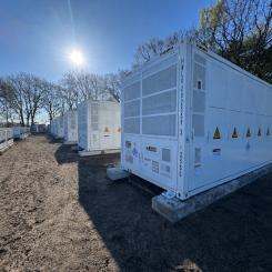 Projektet är Nordic Solars första hybridanläggning där batterilagring integreras direkt med en solpark. Batteriet ska kunna lagra överskottsel under perioder med hög produktion och sedan leverera el tillbaka till nätet när efterfrågan ökar eller produktionen sjunker. Foto: Nordic Solar
